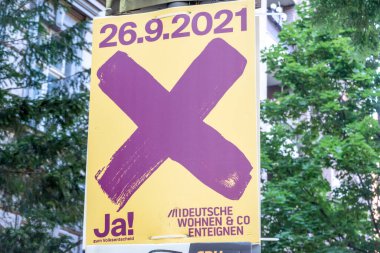 Berlin, Almanya - 2 Eylül 2021: Kampanya posteri Ja! Zum Volksentscheid, Almanca referanduma evet demek, Ağustos 2021 'de yapılan 
