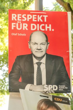 Berlin, Almanya - 2 Eylül 2021: Alman siyasi partisi SPD Sosyal Demokrat Partisi 'nin Alman federal seçimlerinde aday Olaf Scholz' u destekleyen seçim kampanyası posteri