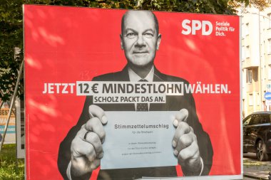 Berlin, Almanya - 2 Eylül 2021: Alman siyasi partisi SPD Sosyal Demokrat Partisi 'nin Alman federal seçimlerinde aday Olaf Scholz' u destekleyen seçim kampanyası posteri