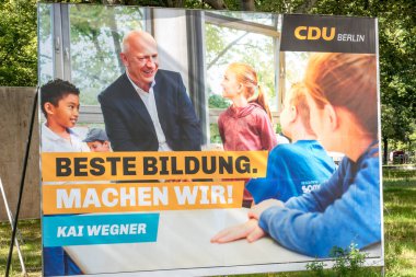Berlin, Almanya - 2 Eylül 2021: Alman siyasi partisi SPD Sosyal Demokrat Partisi 'nin Alman federal seçimlerinde aday Kai Wegner' i destekleyen seçim kampanyası posteri