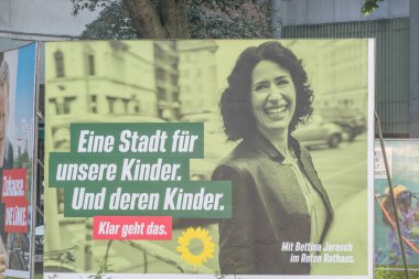 Berlin, Almanya - 2 Eylül 2021: Alman siyasi partisi 90 'ın seçim kampanyası posteri Alman federal seçimleri için aday Bettina Jarasch' ı destekleyen Yeşiller