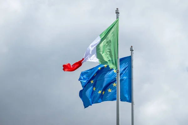 Italian European Union Flags Waving Cloudy Sky — Stock Photo, Image