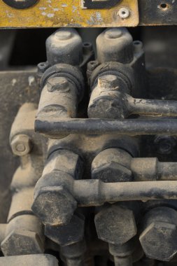 Paslı cıvatalar ve boru hattı fındıkları