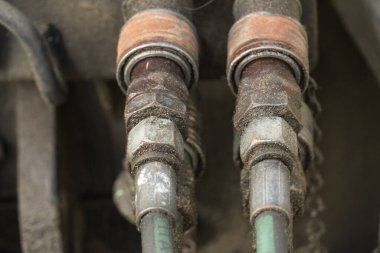 Paslı cıvatalar ve boru hattı fındıkları