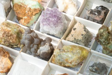 Taşlar ve mineraller, yukarıdan görünüm