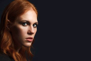 Genç kadın arkasını döner ve arkasını bakar..