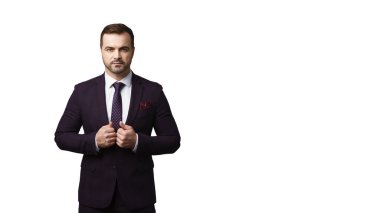 Koyu takım elbiseli yakışıklı maço adam beyaz arka planda tek başına duruyor..