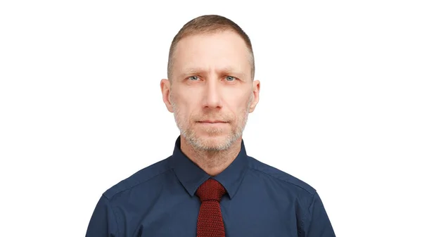 Adamın kafasından vurulmuş. Beyaz arka planda izole edilmiş ciddi erkek portresi.