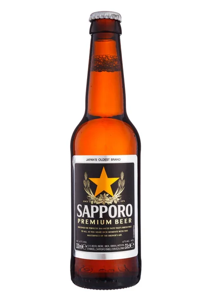 Bir şişe Sapporo premium bira. Japonya 'nın en eski markası. Rusya 'ya ithal edilen en popüler Japon biraları Volgograd, Rusya - 3 Haziran 2021