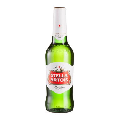 Stella Artois premium bira şişesi cam masa üzerinde beyaz arka plan - Volgograd, Rusya - 3 Haziran 2021