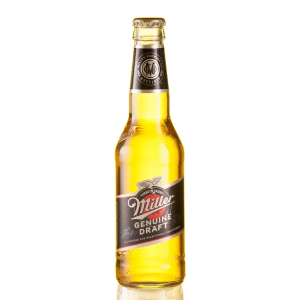 Botella Cerveza Miller Sobre Mesa Vidrio Aislada Sobre Fondo Blanco — Foto de Stock