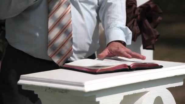 Innehar en bibel i handen — Stockvideo