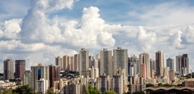 Ribeirao Preto şehri ve ufuk çizgisi panoramik görünümü
