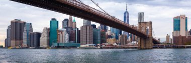 New York, New York, ABD - Ekim 2017: Manhattan şehir merkezi, New York City, gökdelenleri ile Skyline. Brooklyn köprüsünün altından görüntü 