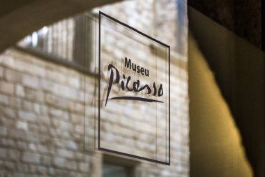 Picasso Müzesi 'nin logosu müzenin girişindeki bir kapıda. Barselona, İspanya. Boşluğu kopyala