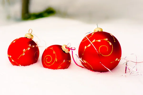 Nieuwjaar rode kerstballen in sneeuw — Stockfoto