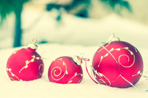 Rode kerstballen in sneeuw — Stockfoto