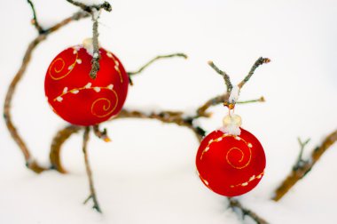 Karda kırmızı noel balosu