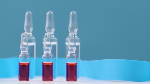 Drug in ampoules with antibiotics and vitamins, for the treatment of infections — Stock Video