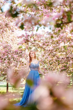 Çiçek açan bir parkta bahar yürüyüşü.