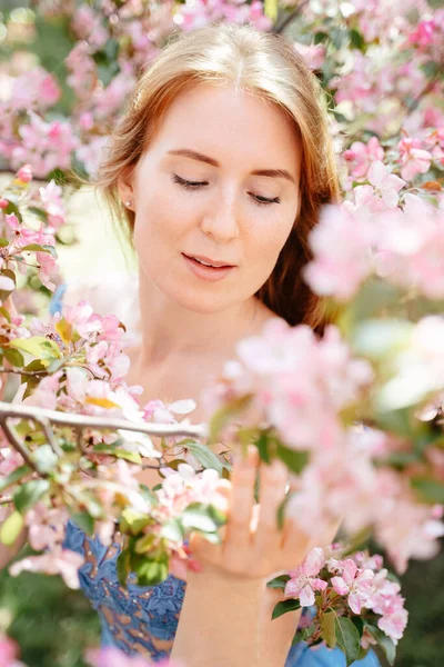 春天苹果园里一个女人的画像. — 图库照片
