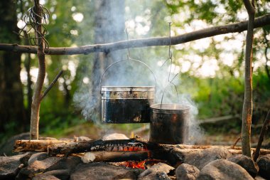 Alüminyum bowlingciler dumanı tüten bir yangında asılı..