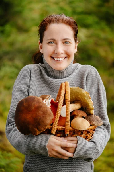 Портрет женщины с корзиной и грибами — стоковое фото