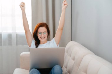 Memnuniyetle genç bayan sınava hazırlanırken bir eğitim görevini tamamladı..