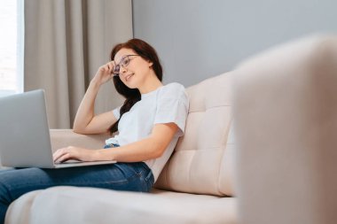 Genç bayan internette yararlı bilgiler arıyor..