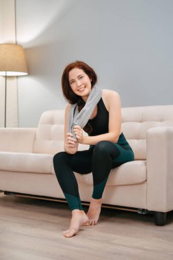 Sporcu kanepede oturduktan sonra rahatlamak ister..