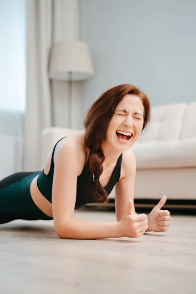 여자는 집에서 운동을 하고 운동도 한다. 로열티 프리 스톡 이미지