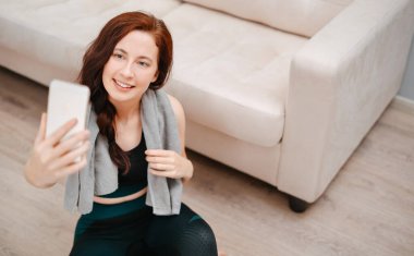 Genç sporcu, evdeki beden eğitimi dersinden sonra selfie çekiyor..