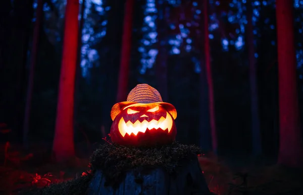 Hagyományos bubi fejlámpa Halloween a háttérben az erdő. — Stock Fotó