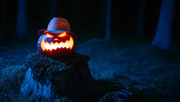 Laterne am Fest des Grauens schlägt Kopf im düsteren Wald. — Stockfoto