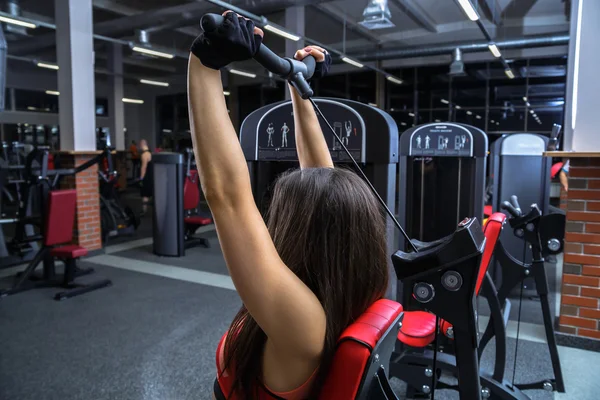 Atlética mujer joven hacer ejercicio con aparato de entrenamiento —  Fotos de Stock