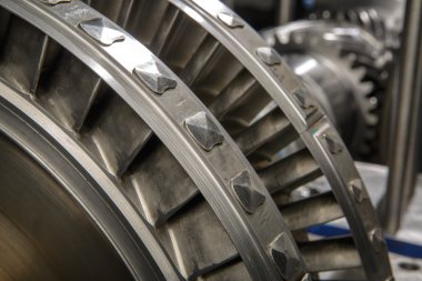 Küçük bir buhar türbin çarkı.