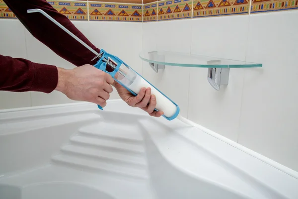 Hombre manos aplicando sellador de silicona . — Foto de Stock