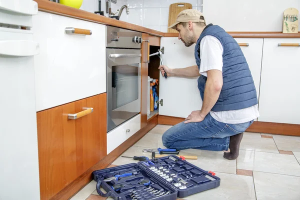 Worker repairing the sink in the kitchen. — Stock Photo, Image