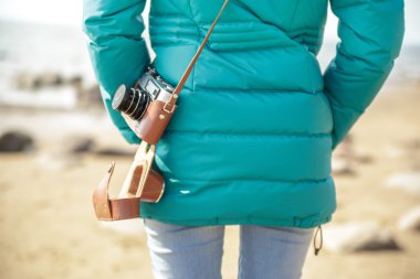 Kadın fotoğrafçı ile Okyanusu üzerinde eski fotoğraf makinesi.