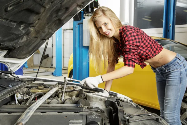 Piękna dziewczyna mechanik naprawy samochodu — Zdjęcie stockowe