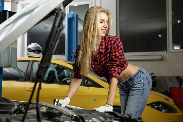 Piękna dziewczyna mechanik — Zdjęcie stockowe