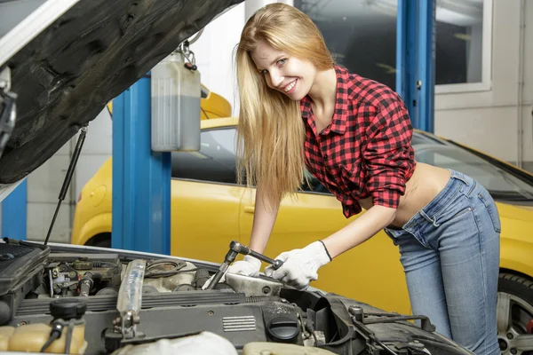 Piękna dziewczyna mechanik naprawy samochodu — Zdjęcie stockowe