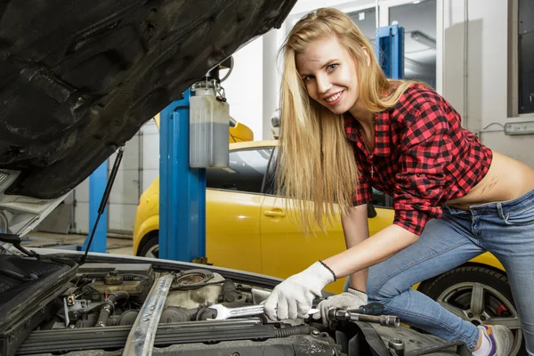 Piękna dziewczyna mechanik naprawy samochodu — Zdjęcie stockowe