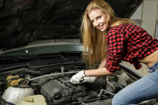 Piękna dziewczyna mechanik naprawy samochodu — Zdjęcie stockowe