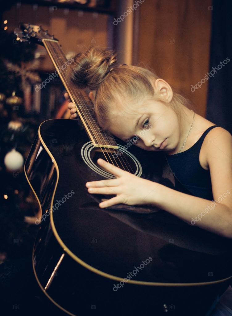 Обнимает гитару. Брюнетка с гитарой. Девушка с акустической гитарой. Гитара обнимашки. Девушка обнимает гитариста.