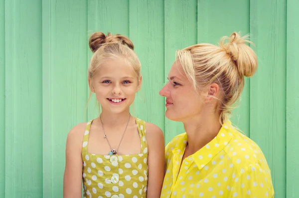 Två blondiner mamma och dotter leende — Stockfoto