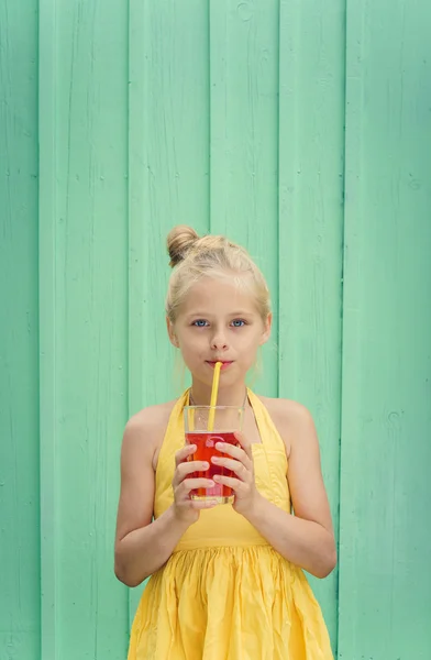 Linda chica rubia bebiendo limonada roja — Foto de Stock