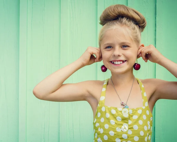 Bella ragazza che tiene ciliegie come orecchini in stile Rockabilly . — Foto Stock