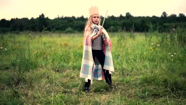 Dziewczyna bawi się w rycerzy z koroną na głowie i miecz — Wideo stockowe
