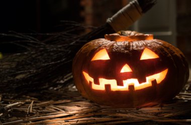 Cadılar Bayramı Balkabağı cadılar süpürge ile.